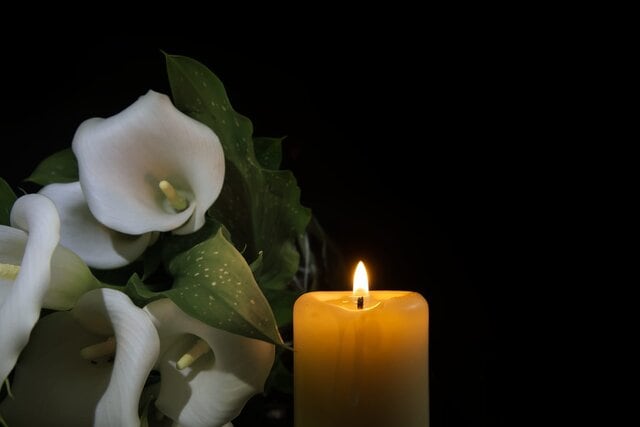 rsz 59801130 white calla lily flowers and burning wax candle in darkness